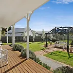 Collins Retreat - 4 Bedroom Home With Pool