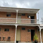 Barrass\'S John Bright Motor Inn
