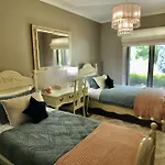 Collins Retreat - 4 Bedroom Home With Pool