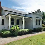 Collins Cottage - Luxury Accommodation