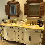 Collins Cottage - Luxury Accommodation