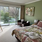 Riverbank Park Motel