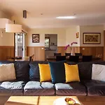 9A Woodlands Grove