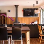 9A Woodlands Grove