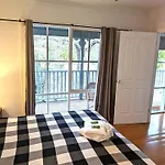 Corinda Cottage - 4 Bedroom Pet Friendly Five Minute Walk To Town And Ovens River.