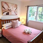 Corinda Cottage - 4 Bedroom Pet Friendly Five Minute Walk To Town And Ovens River.