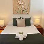 Corinda Cottage - 4 Bedroom Pet Friendly Five Minute Walk To Town And Ovens River.