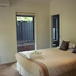 The Track - Beautiful Townhouse In Bright