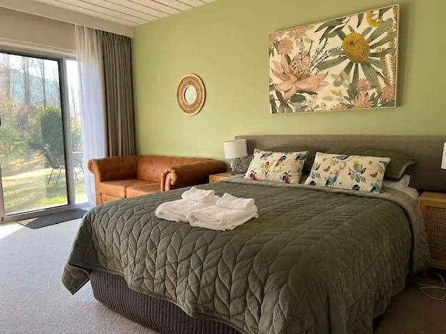 Riverbank Park Motel