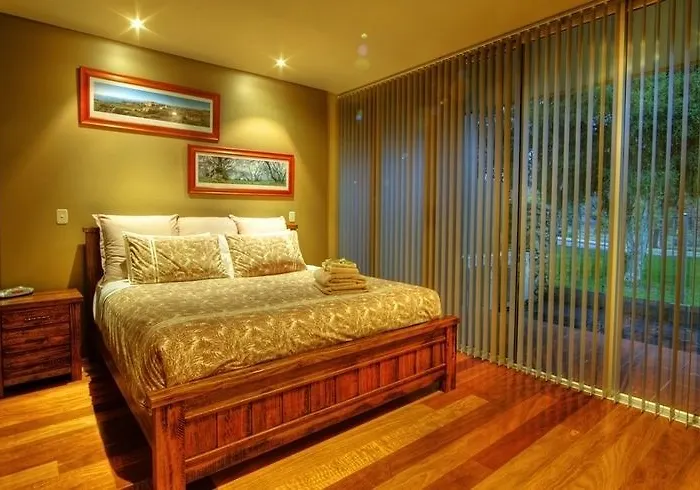 Centenary Peaks Riverview Townhouses Bright