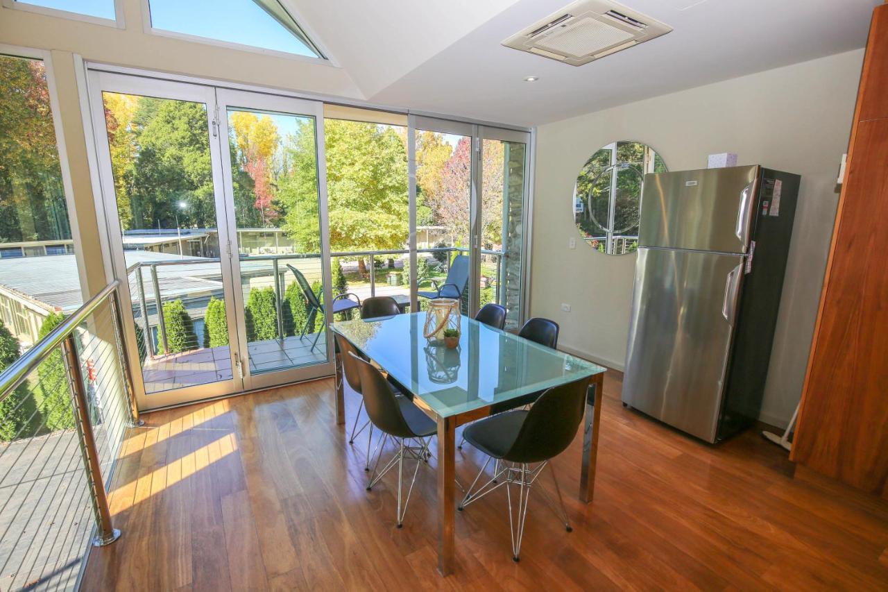 Holiday home The Glass Pinnacle Bright