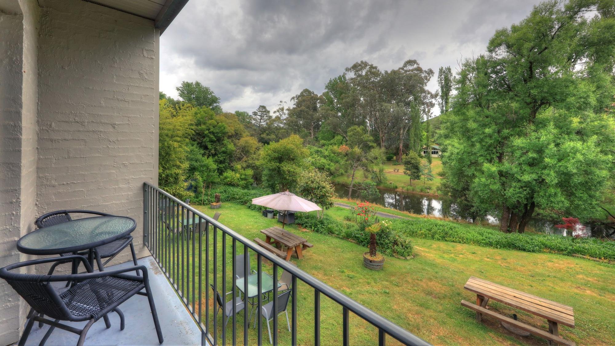 Riverbank Park Motel 2*
