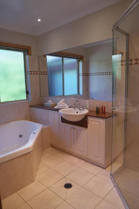 Redgum Retreat - Luxury Apartment Bright