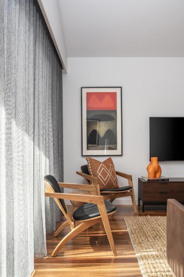 Reed Townhouse - Art House Bright