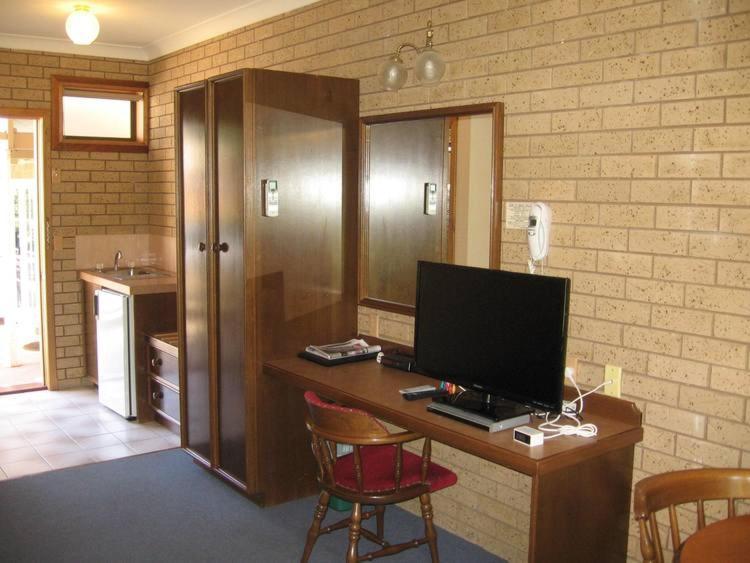 Barrass's John Motor Guest house