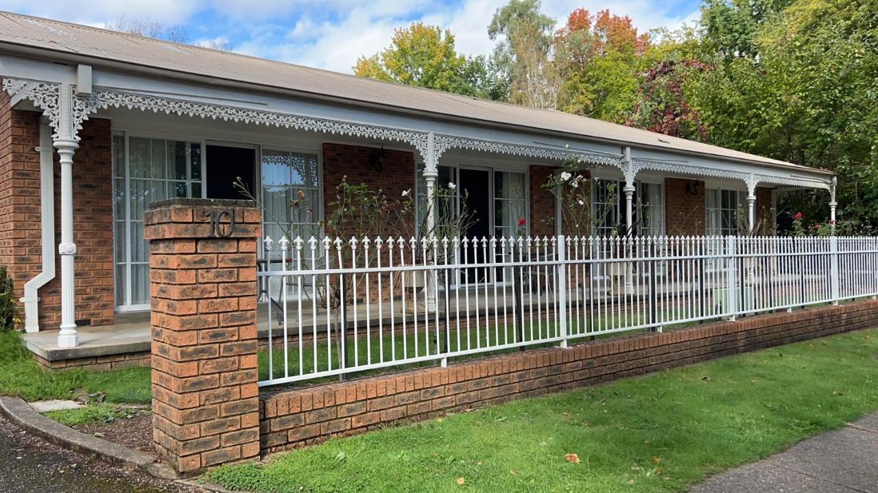 Barrass's John Motor Guest house