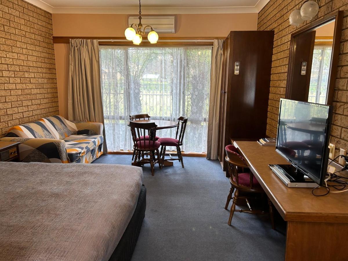 Barrass's John Motor Guest house Bright