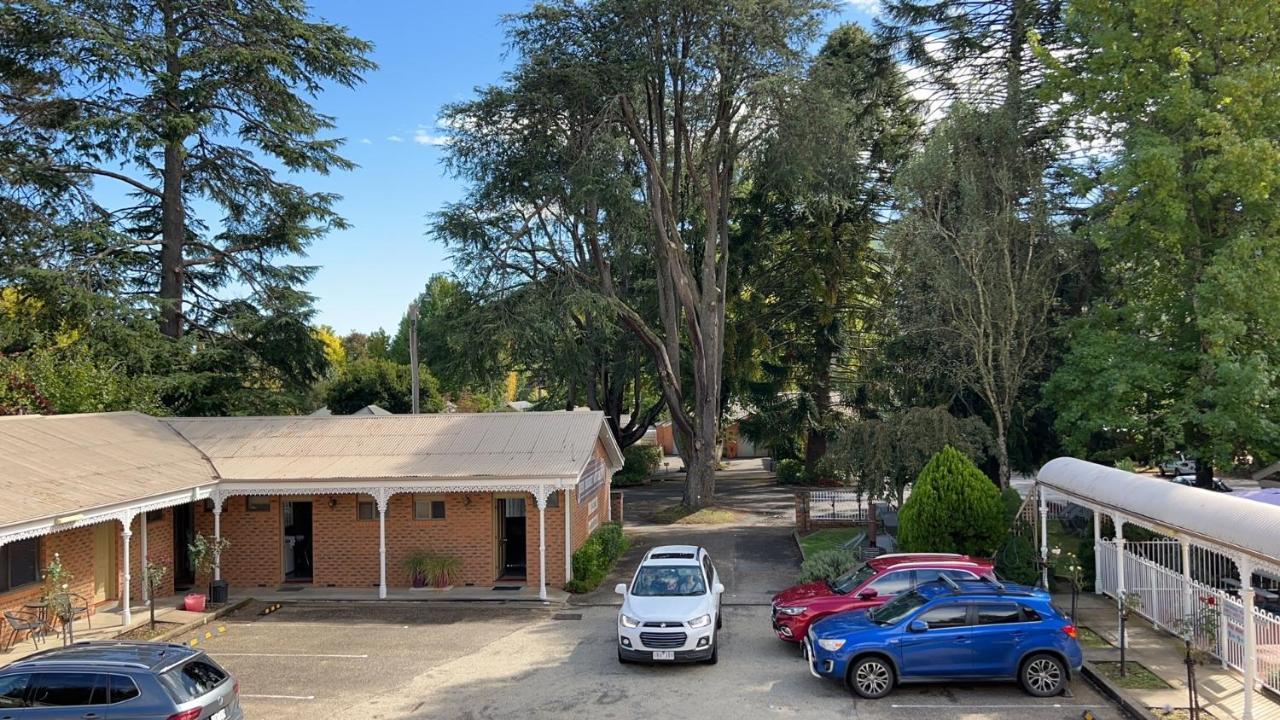 Barrass's John Motor Guest house *