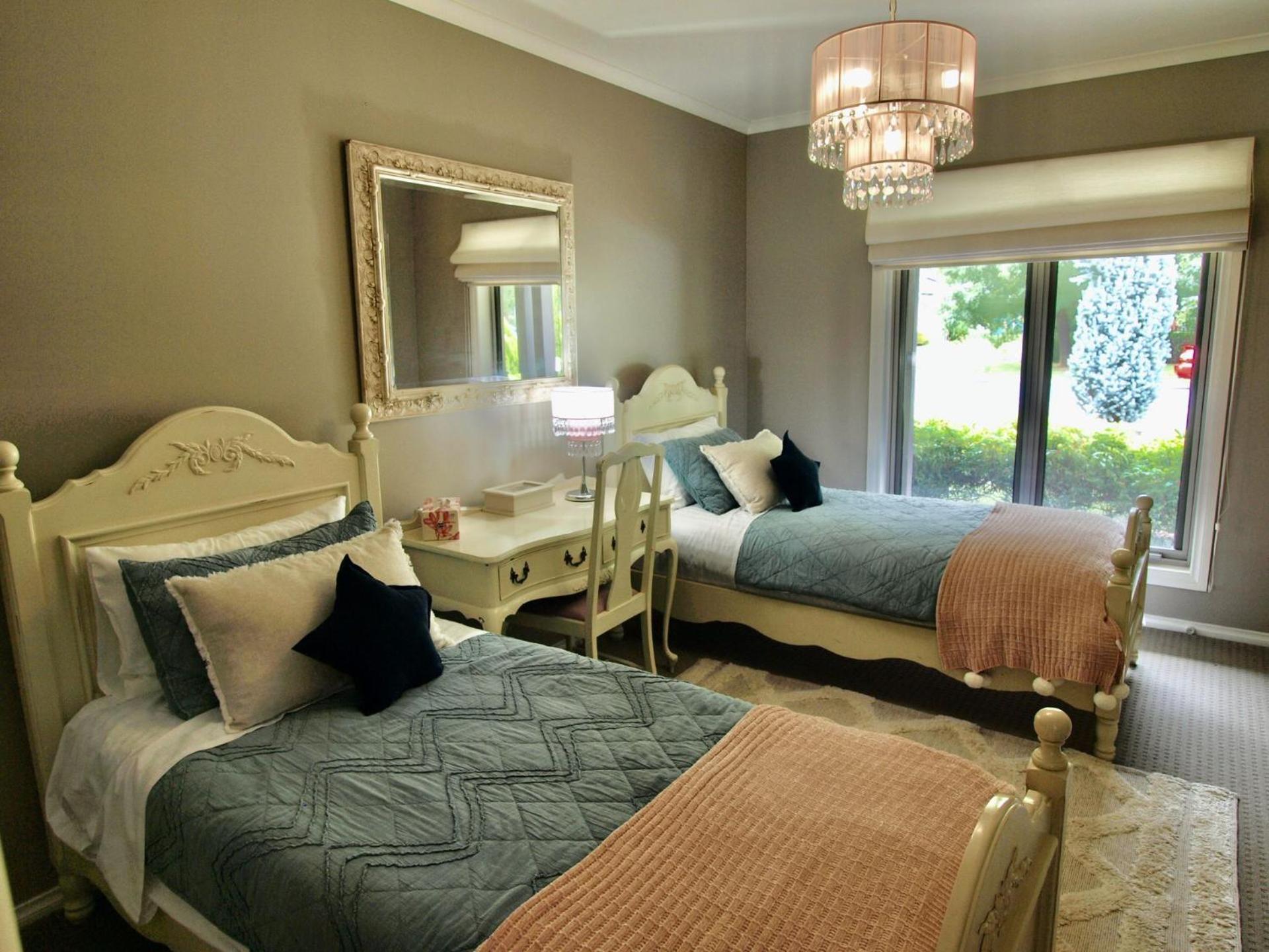 Collins Retreat - 4 Bedroom With Pool Holiday home *