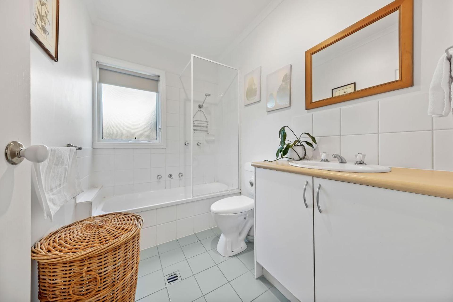 Corinda - 4 Bedroom Pet Friendly Five Minute Walk To Town And Ovens River. Bright