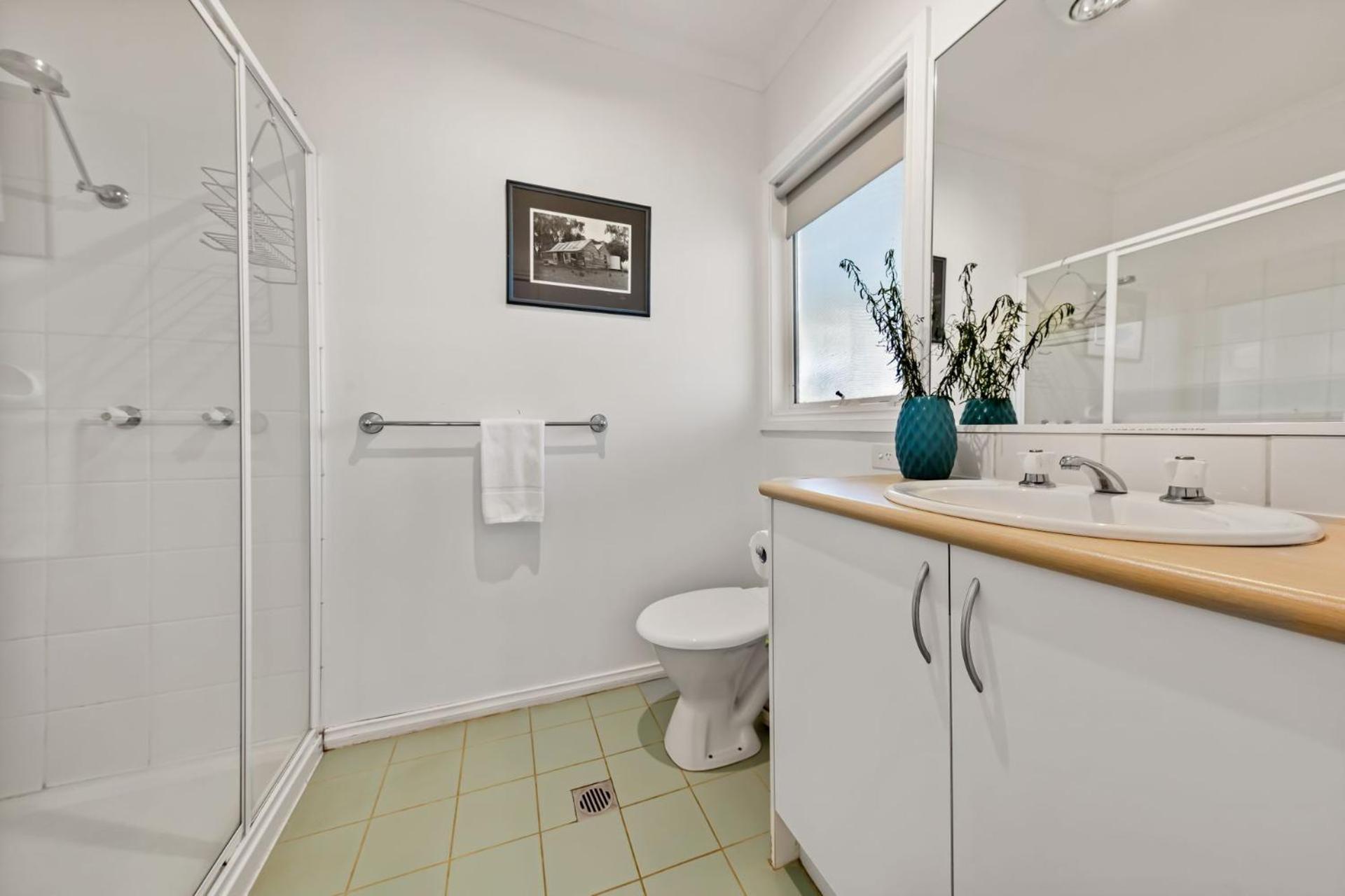 Corinda - 4 Bedroom Pet Friendly Five Minute Walk To Town And Ovens River.