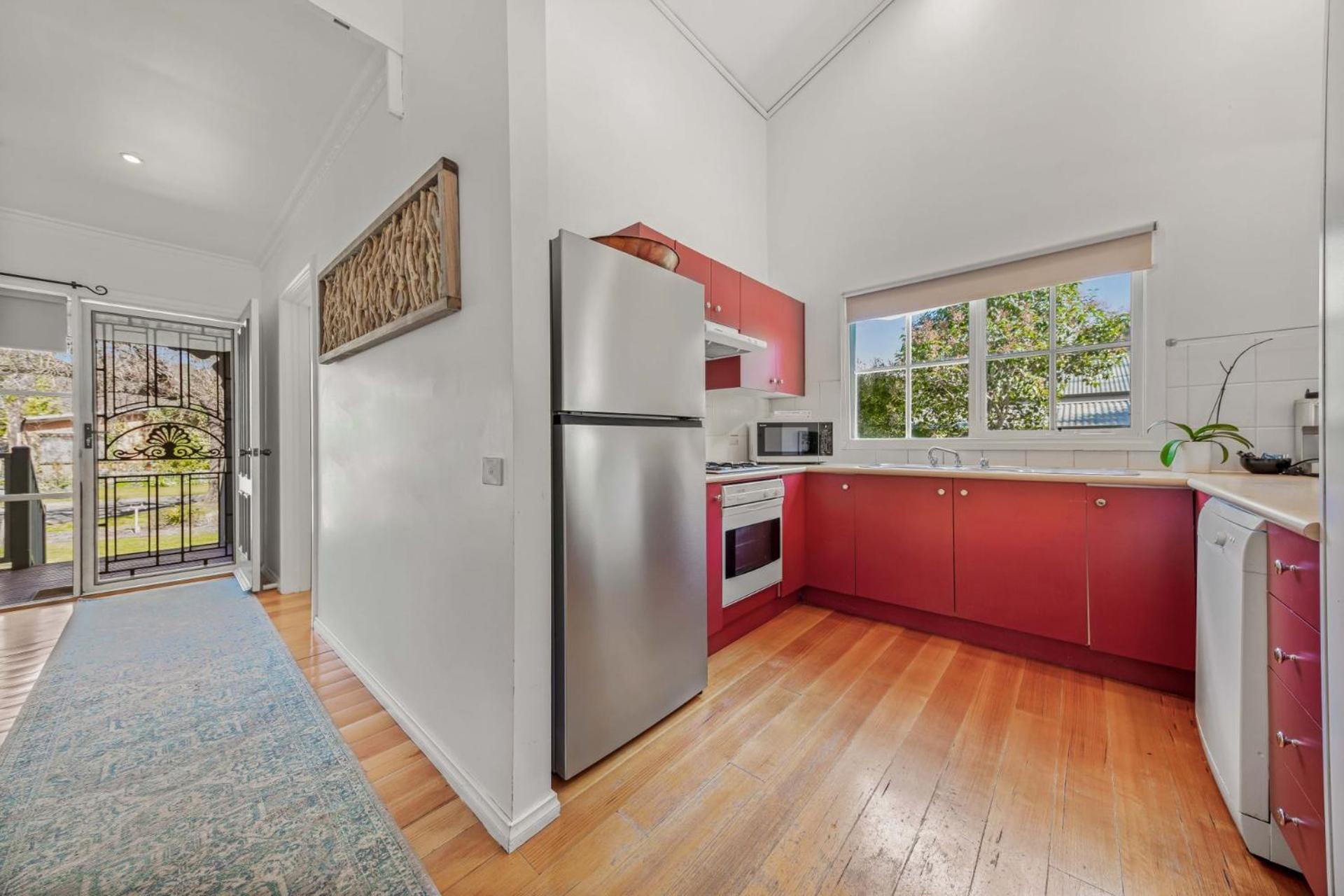 Holiday home Corinda - 4 Bedroom Pet Friendly Five Minute Walk To Town And Ovens River.