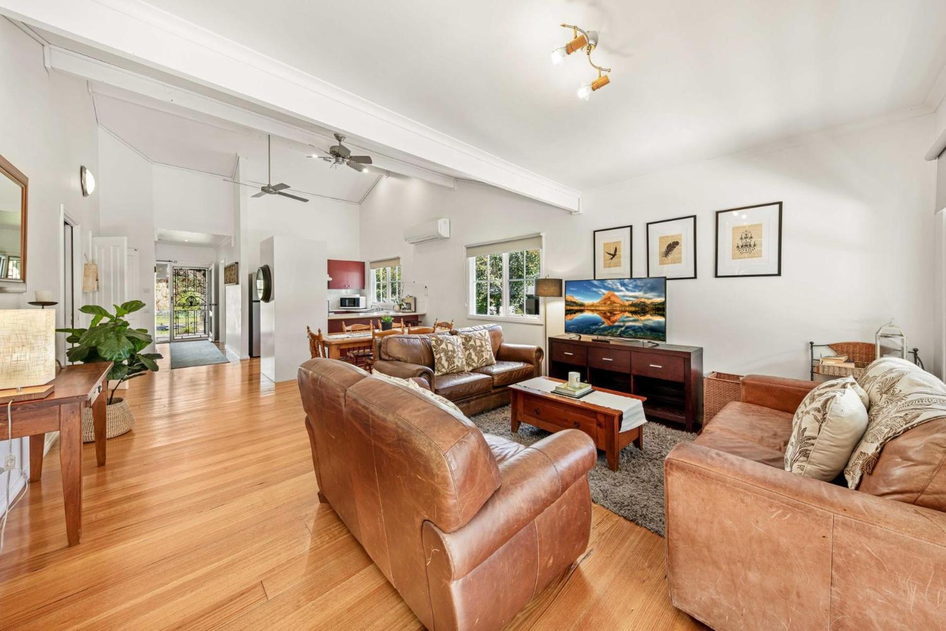 Corinda - 4 Bedroom Pet Friendly Five Minute Walk To Town And Ovens River. Holiday home *
