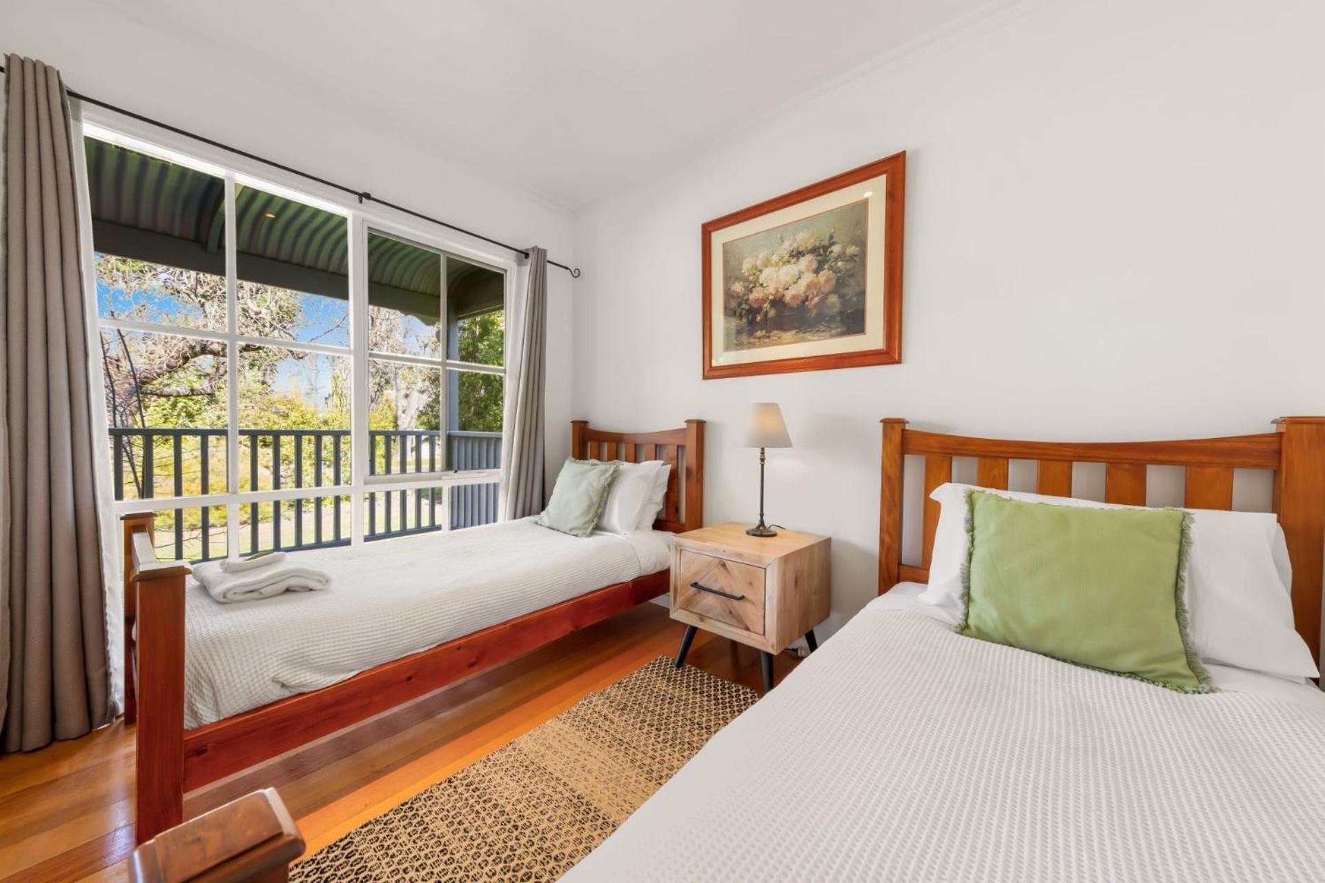 Corinda - 4 Bedroom Pet Friendly Five Minute Walk To Town And Ovens River. Bright
