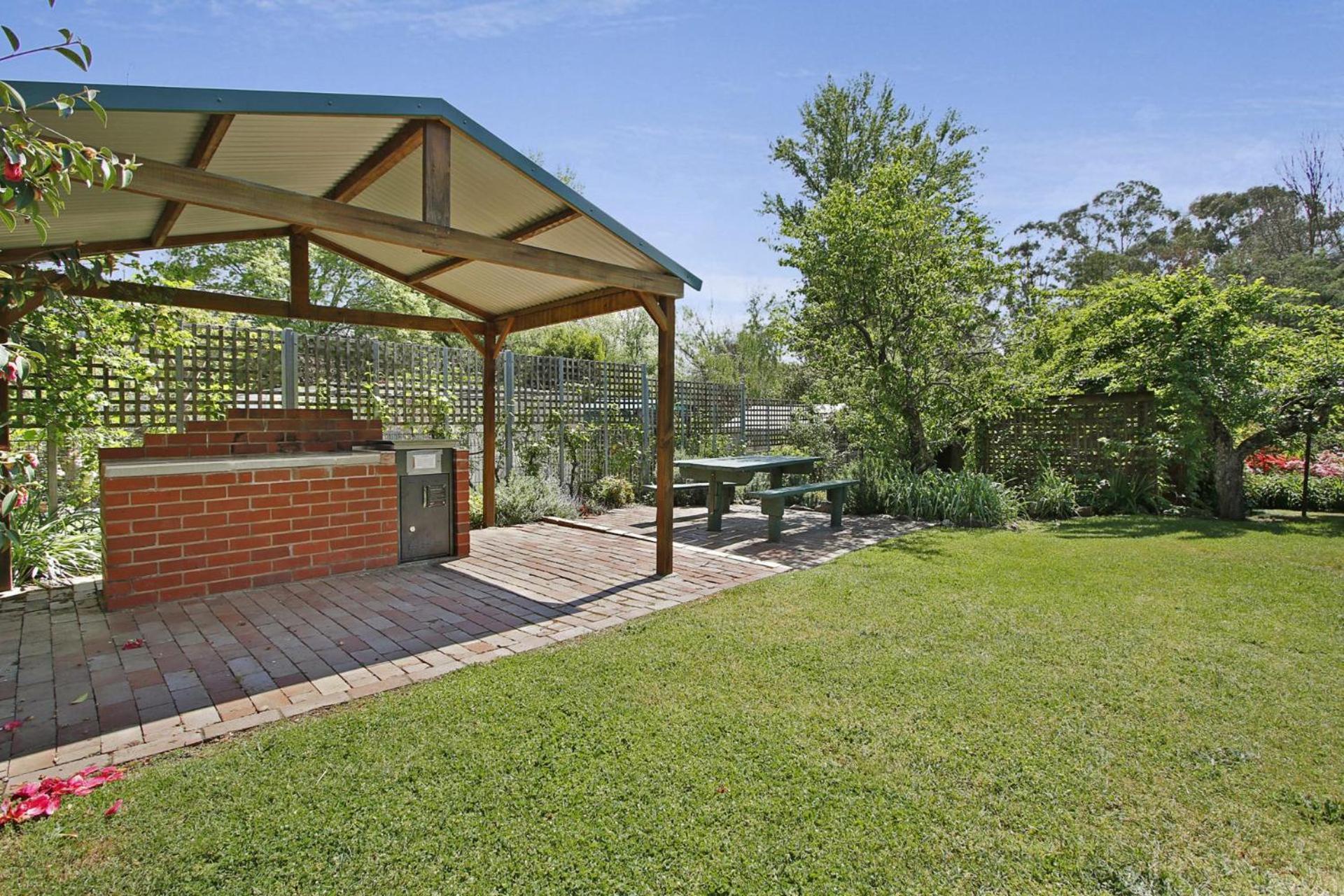 Holiday home Warrina - Overlooks Ovens River And Five Minute Walk Into Town