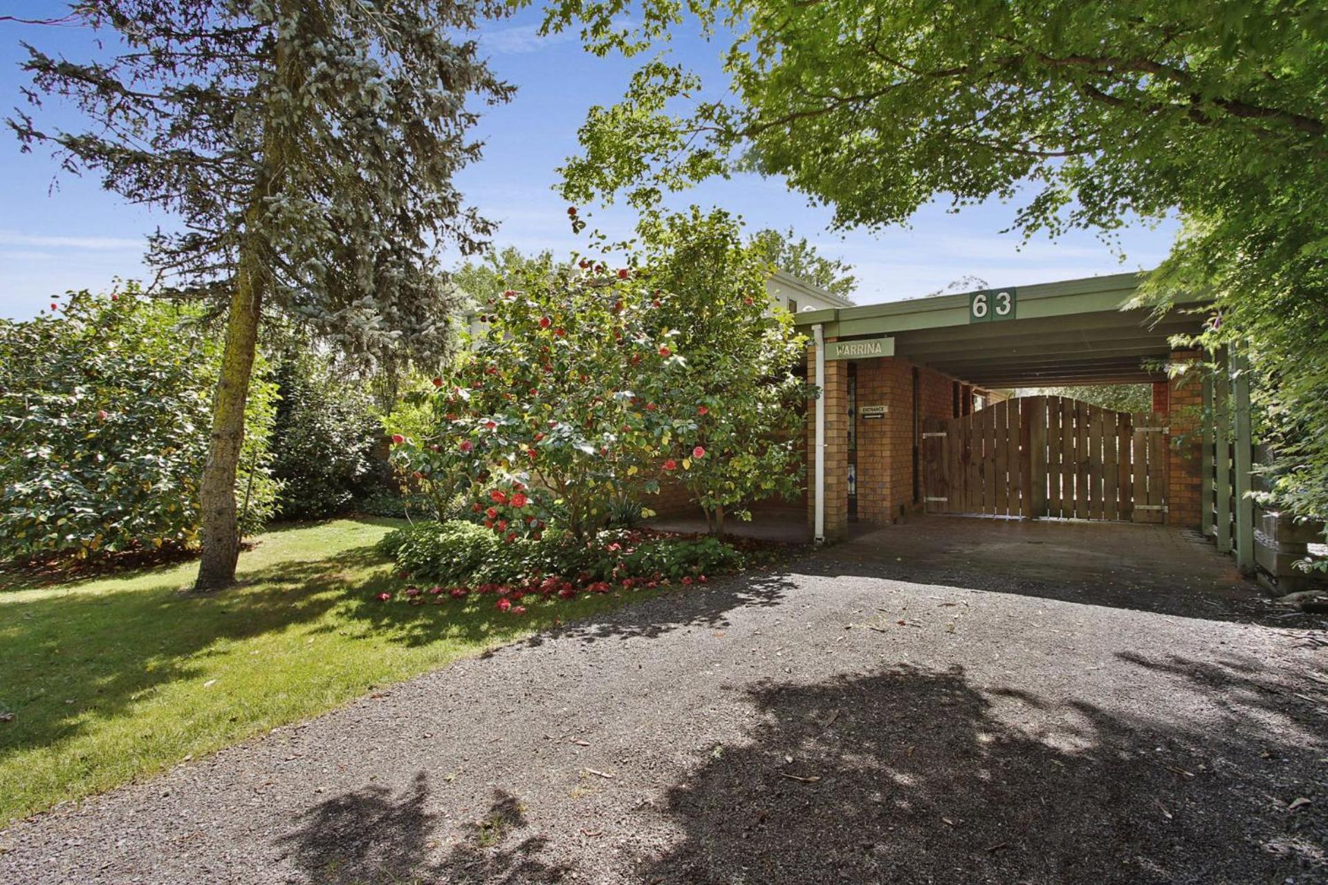 Warrina - Overlooks Ovens River And Five Minute Walk Into Town Holiday home Bright