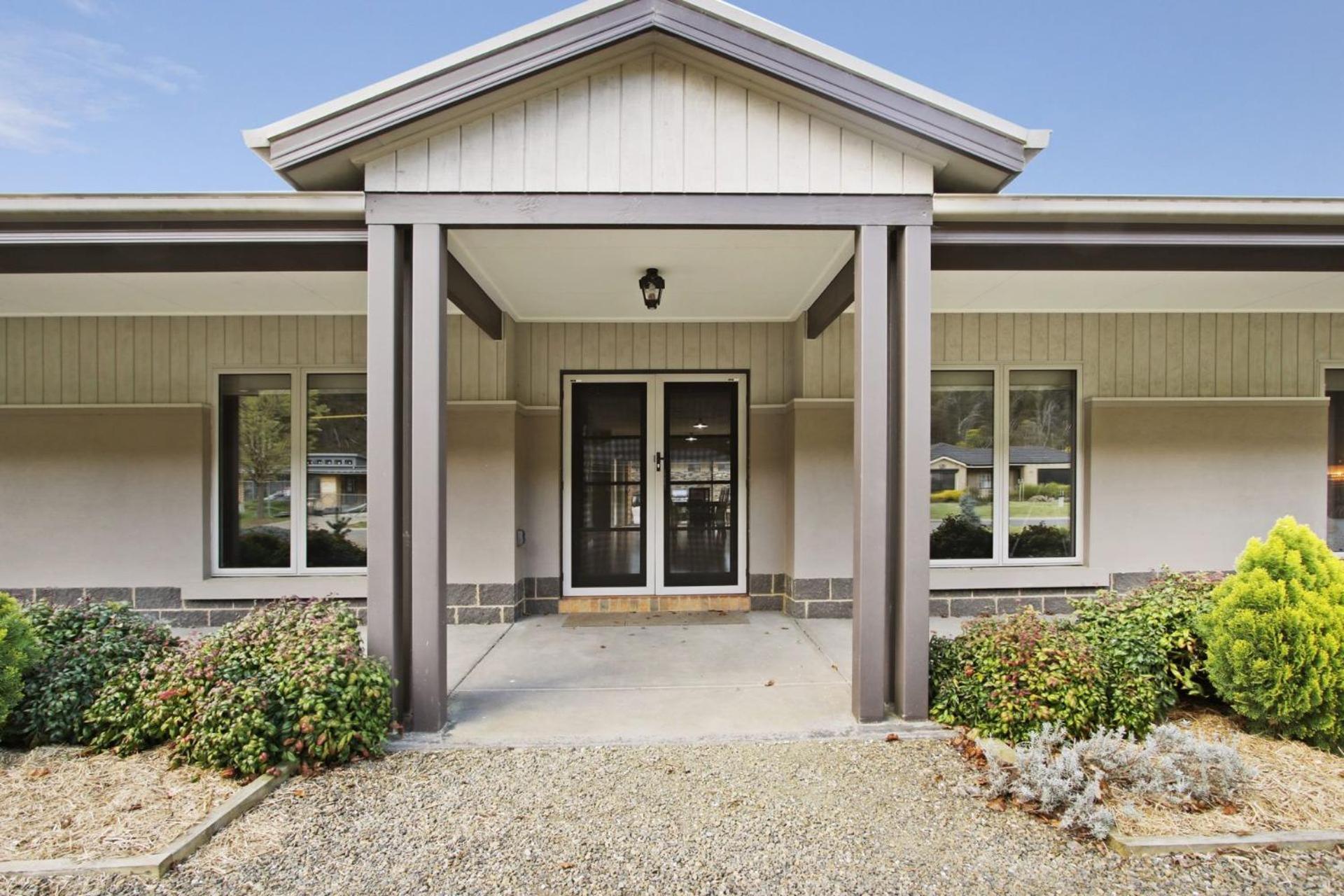 Collins Retreat - 4 Bedroom With Pool Bright