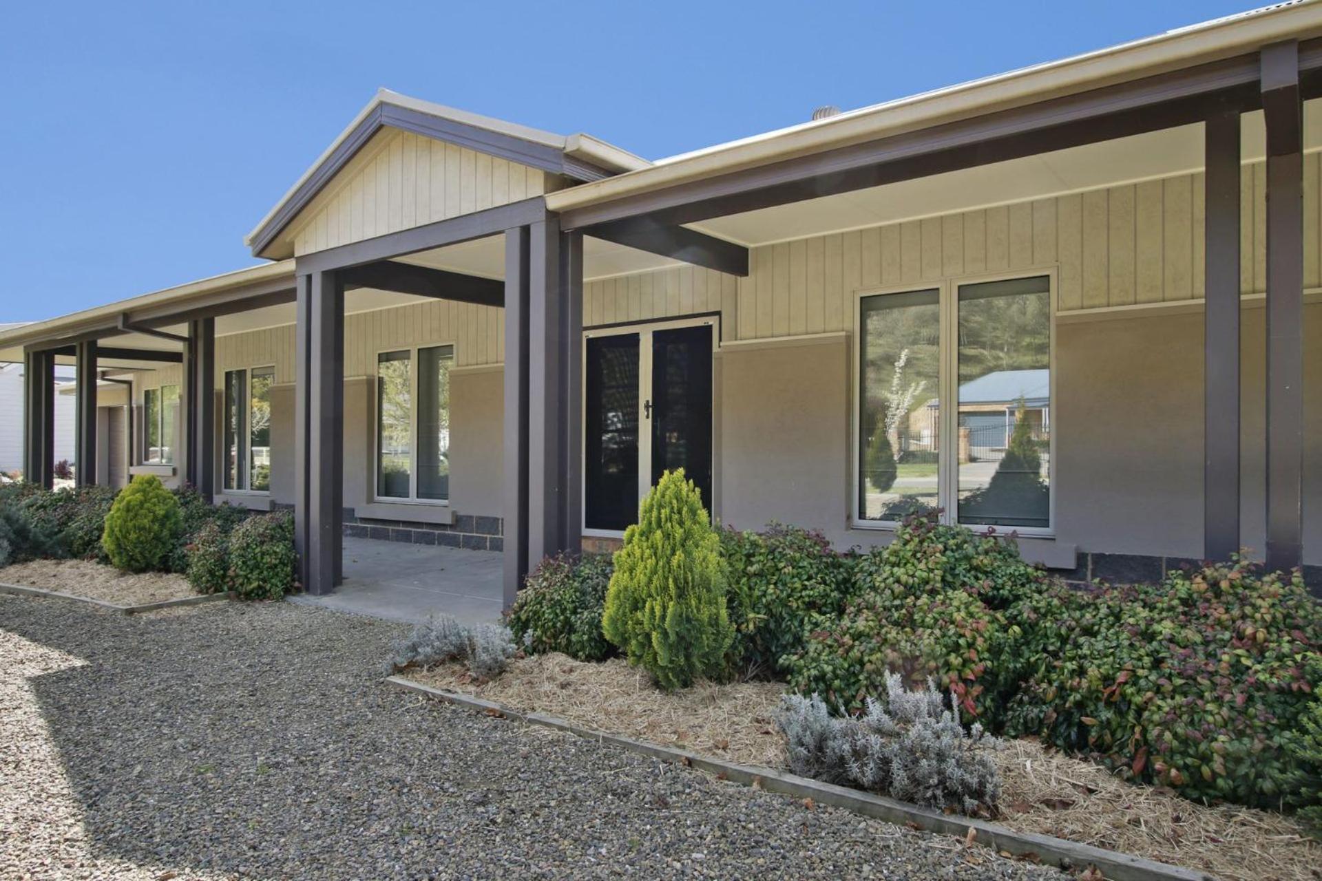 Collins Retreat - 4 Bedroom With Pool Bright
