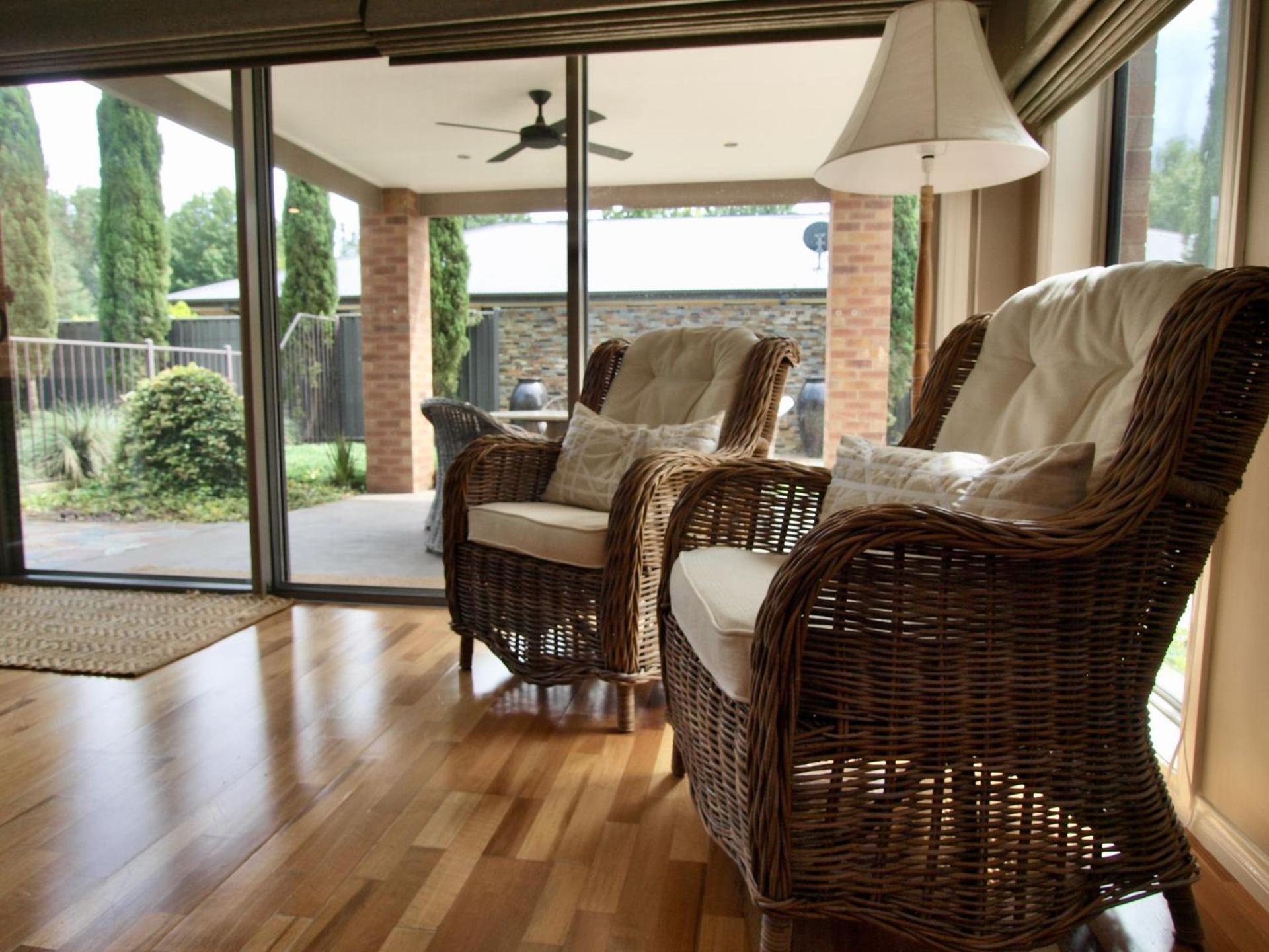 Collins Retreat - 4 Bedroom With Pool Holiday home Bright