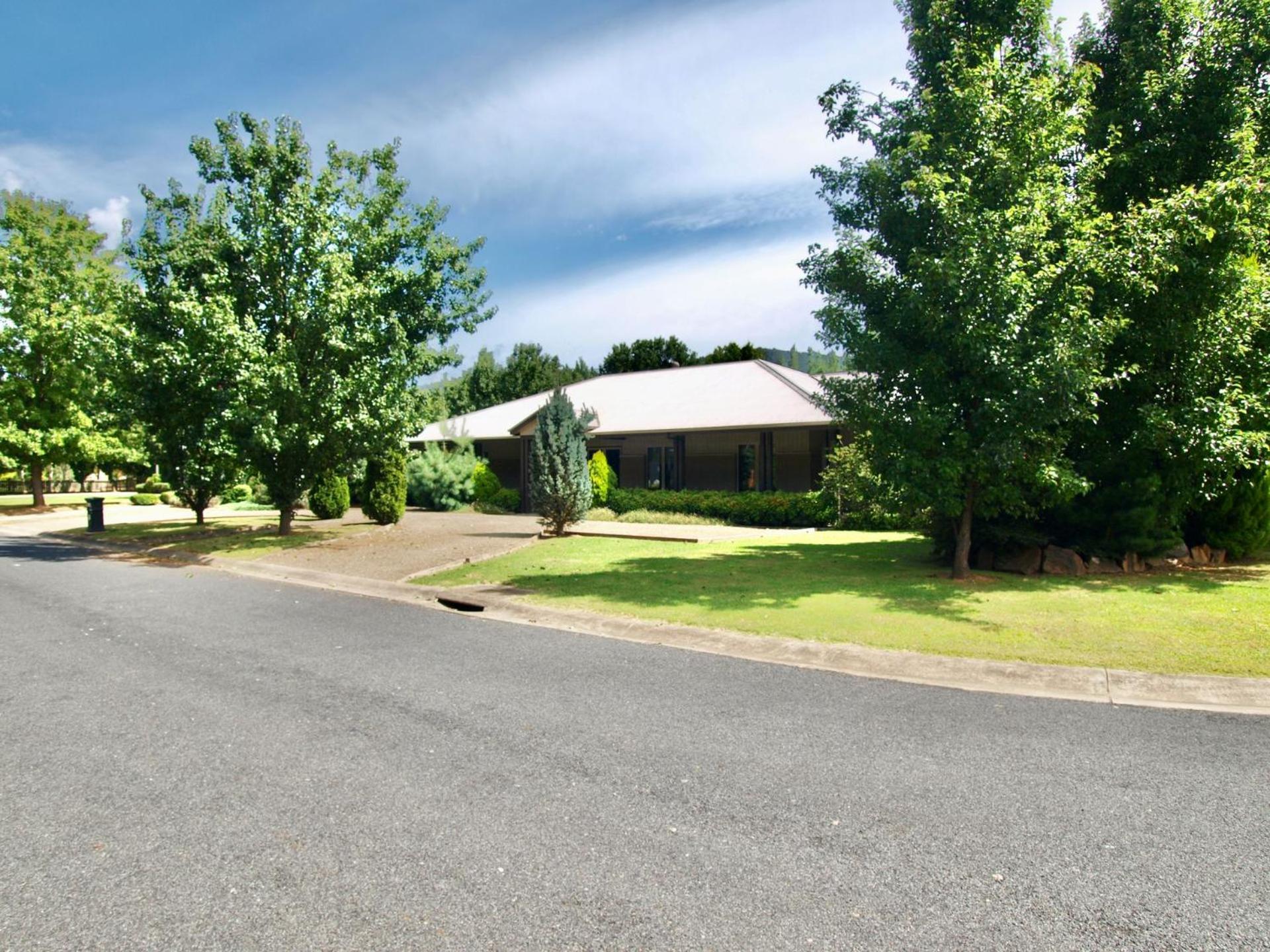 Collins Retreat - 4 Bedroom With Pool