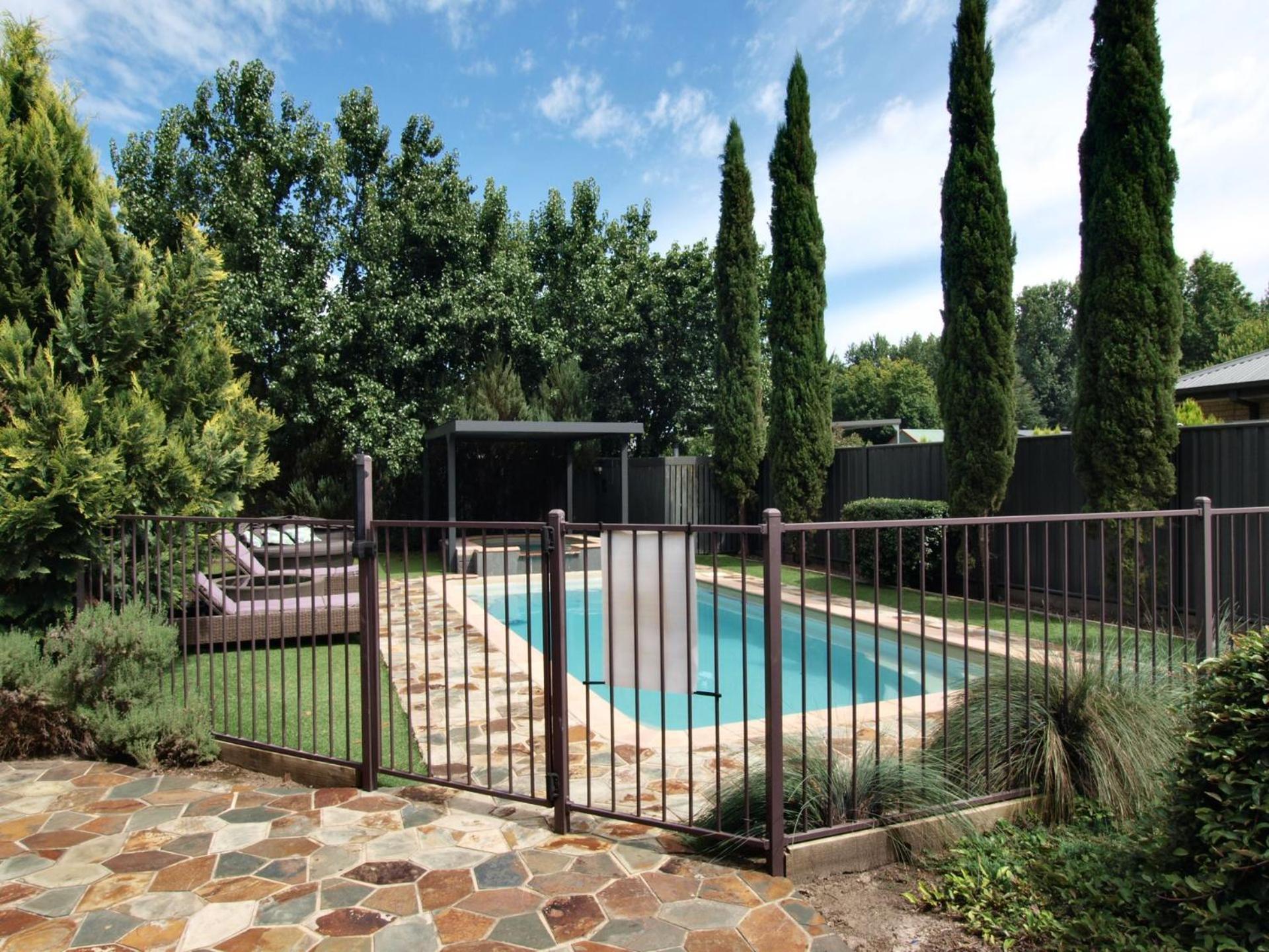 Collins Retreat - 4 Bedroom With Pool Holiday home Bright