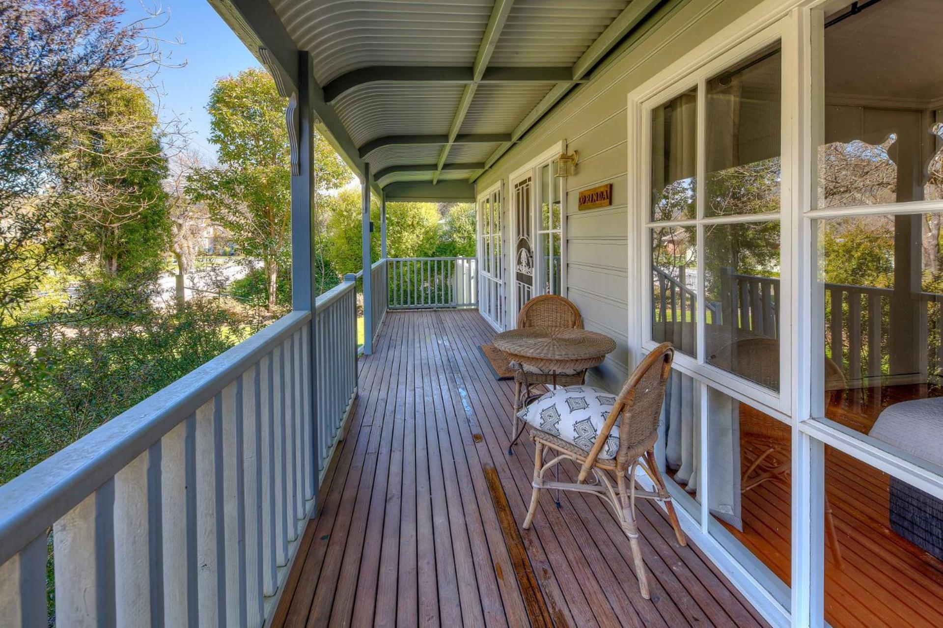 Corinda - 4 Bedroom Pet Friendly Five Minute Walk To Town And Ovens River. Holiday home Bright