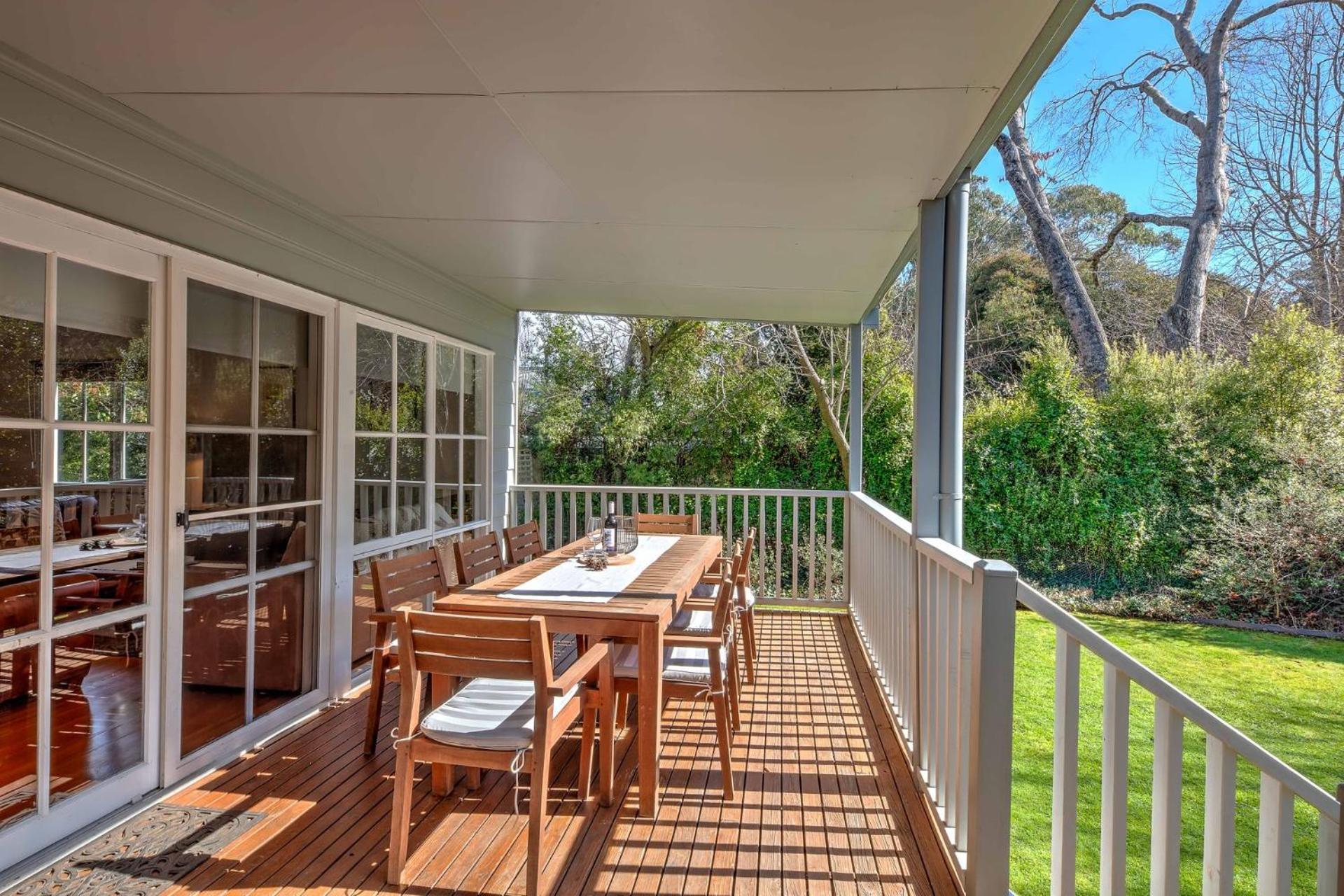 Corinda - 4 Bedroom Pet Friendly Five Minute Walk To Town And Ovens River.