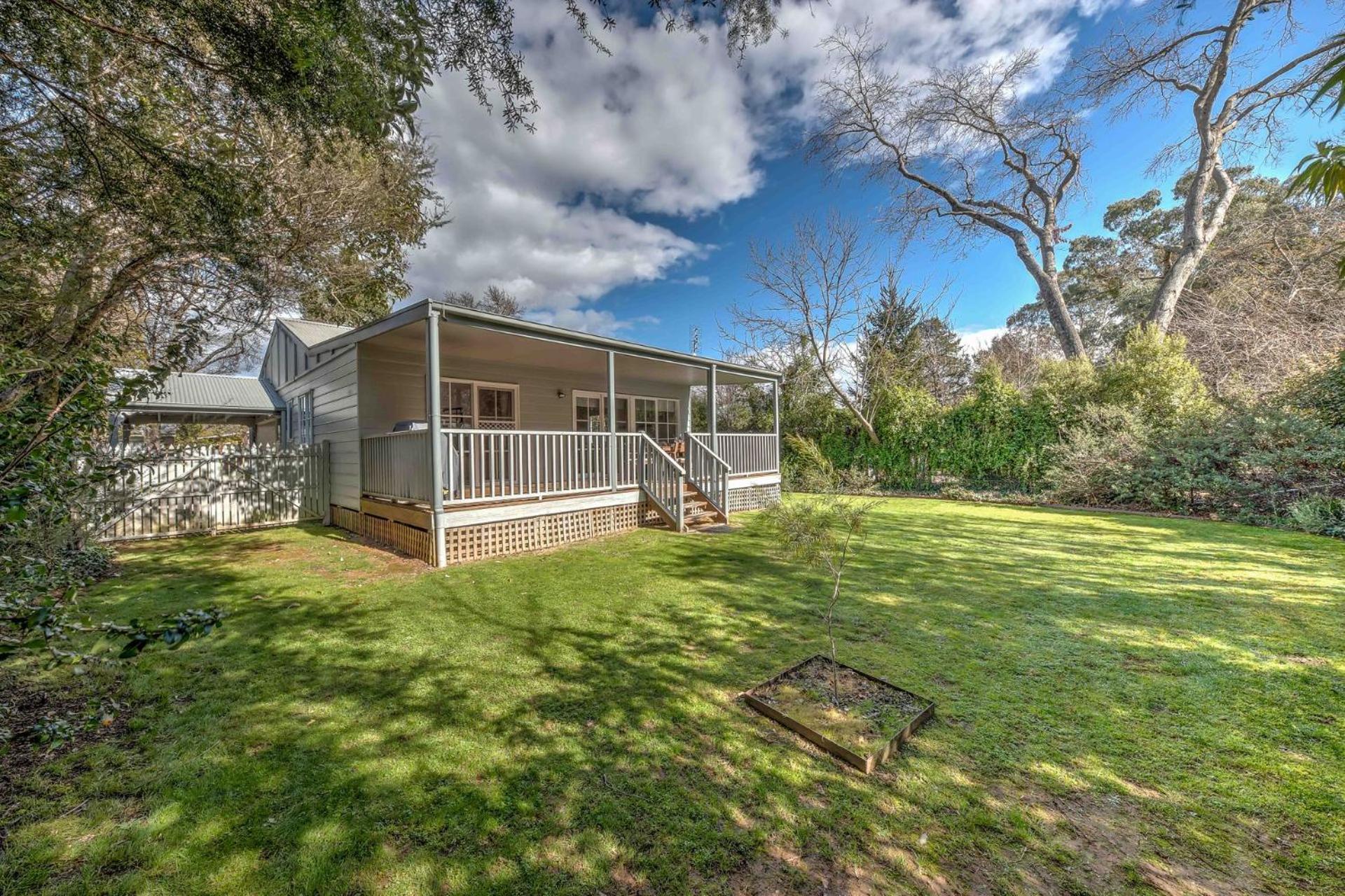 Corinda - 4 Bedroom Pet Friendly Five Minute Walk To Town And Ovens River. Holiday home Bright