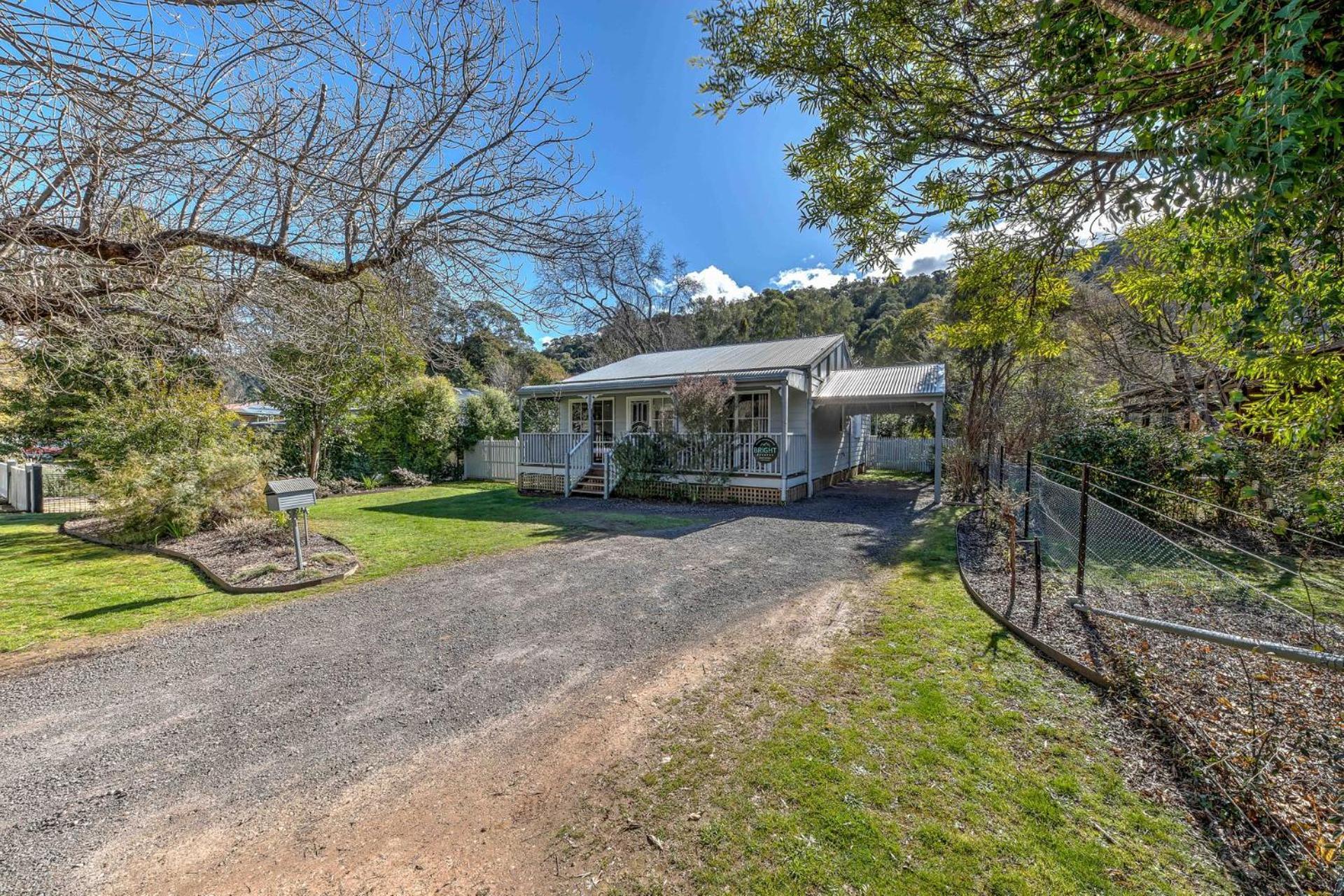 Holiday home Corinda - 4 Bedroom Pet Friendly Five Minute Walk To Town And Ovens River. Bright