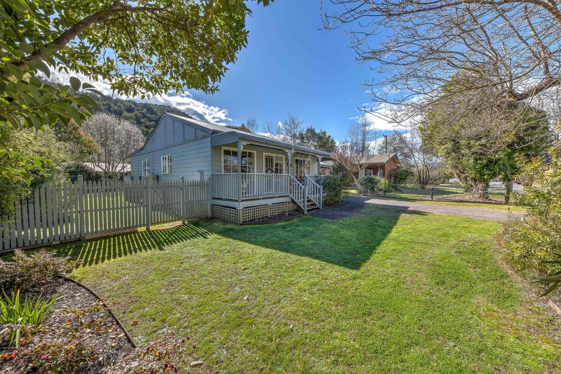 Corinda - 4 Bedroom Pet Friendly Five Minute Walk To Town And Ovens River. Holiday home Bright