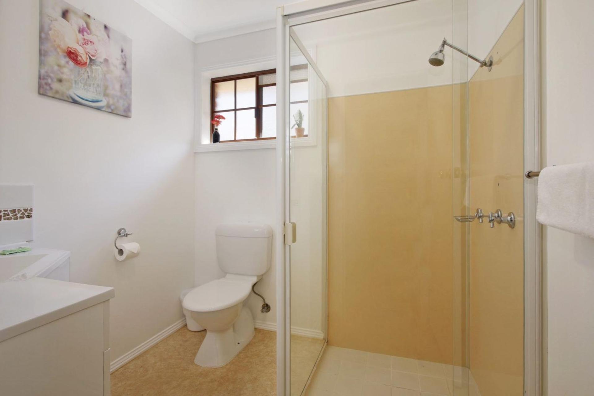 Cedar - Unit 3 Tudor Village Holiday home Bright