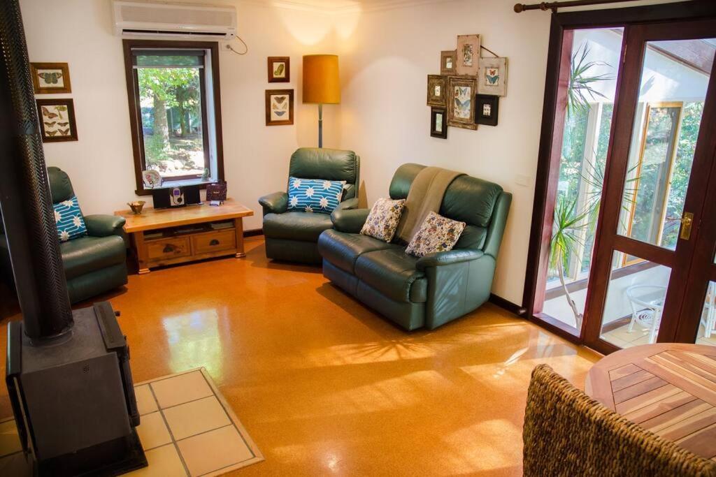 Villa Ashwood Bright