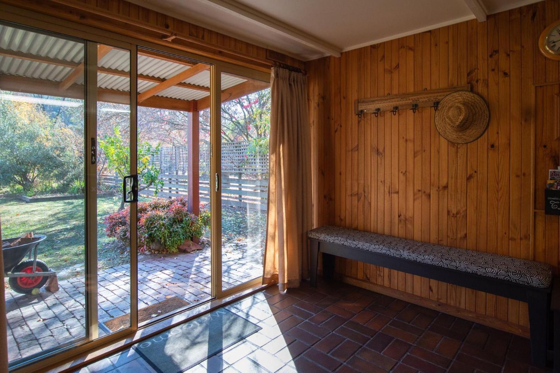Holiday home Warrina - Overlooks Ovens River And Five Minute Walk Into Town Bright