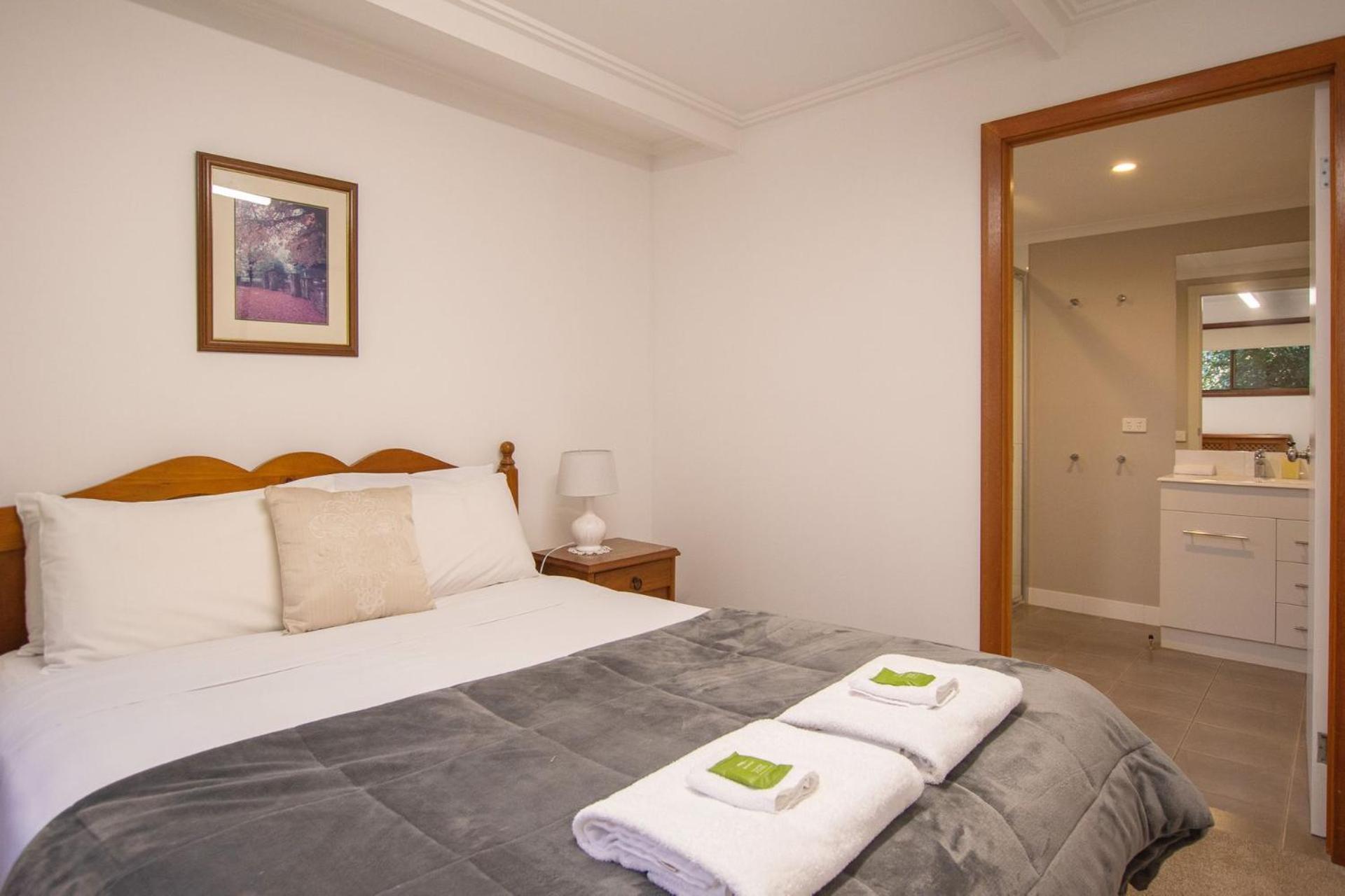 Warrina - Overlooks Ovens River And Five Minute Walk Into Town Holiday home Bright