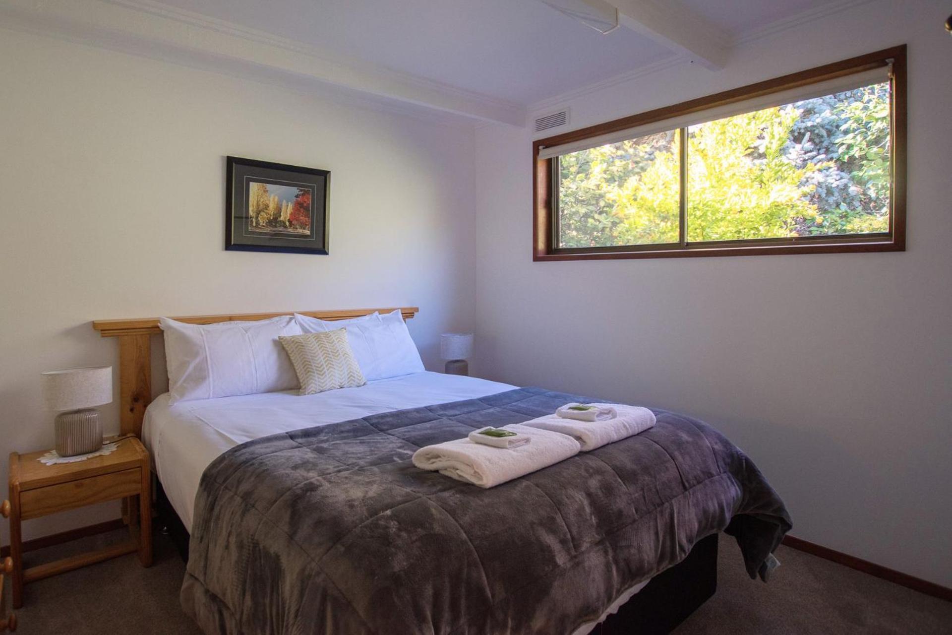 Warrina - Overlooks Ovens River And Five Minute Walk Into Town Holiday home *