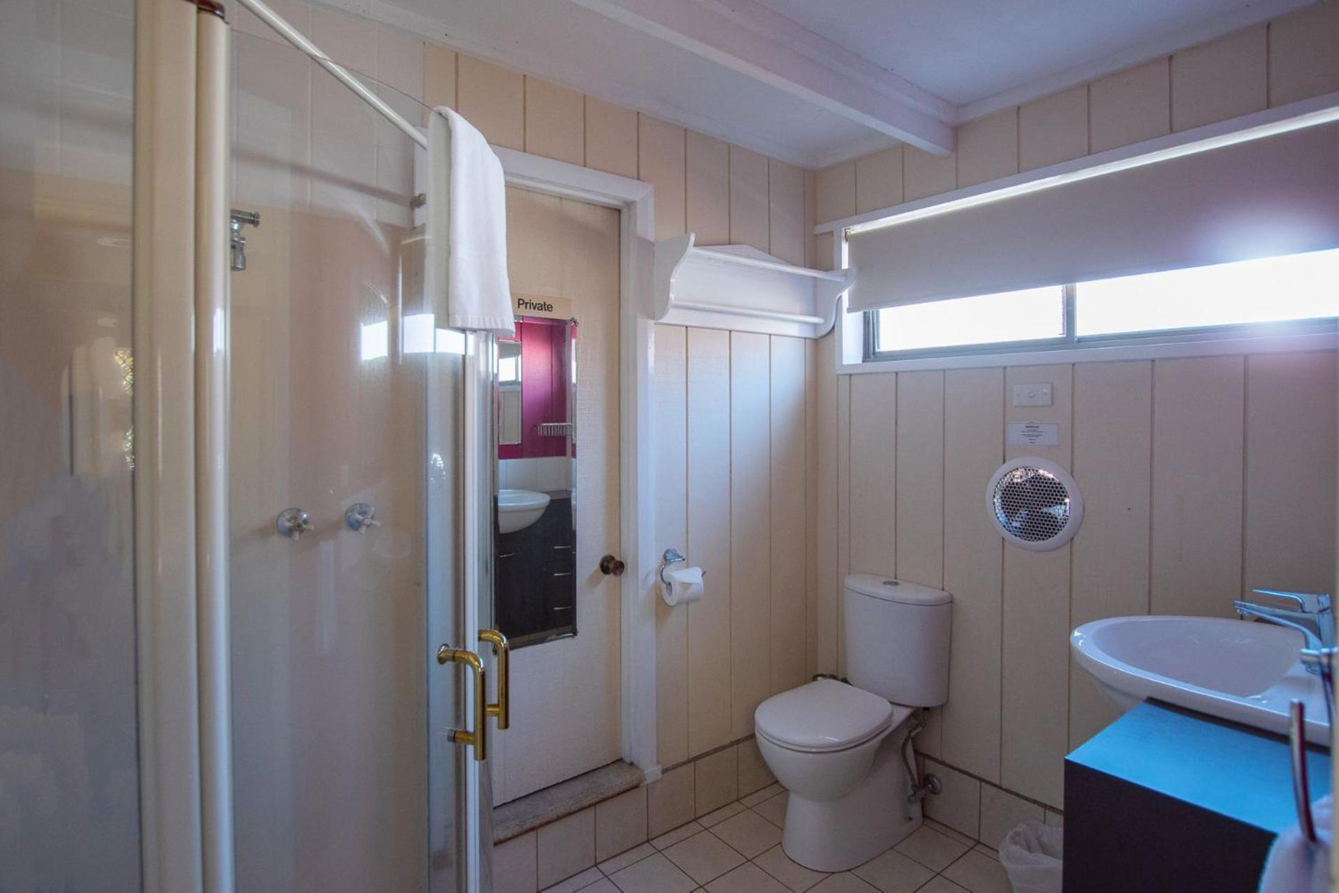 Warrina - Overlooks Ovens River And Five Minute Walk Into Town Holiday home *