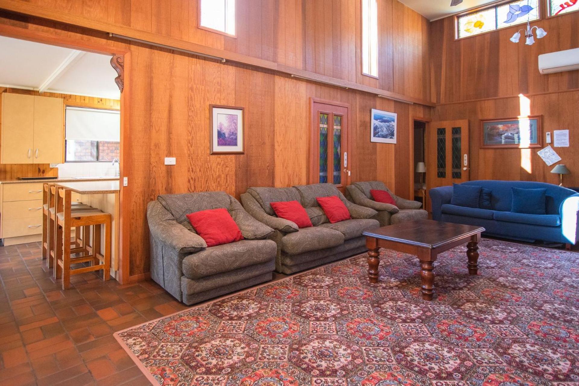 Warrina - Overlooks Ovens River And Five Minute Walk Into Town Bright