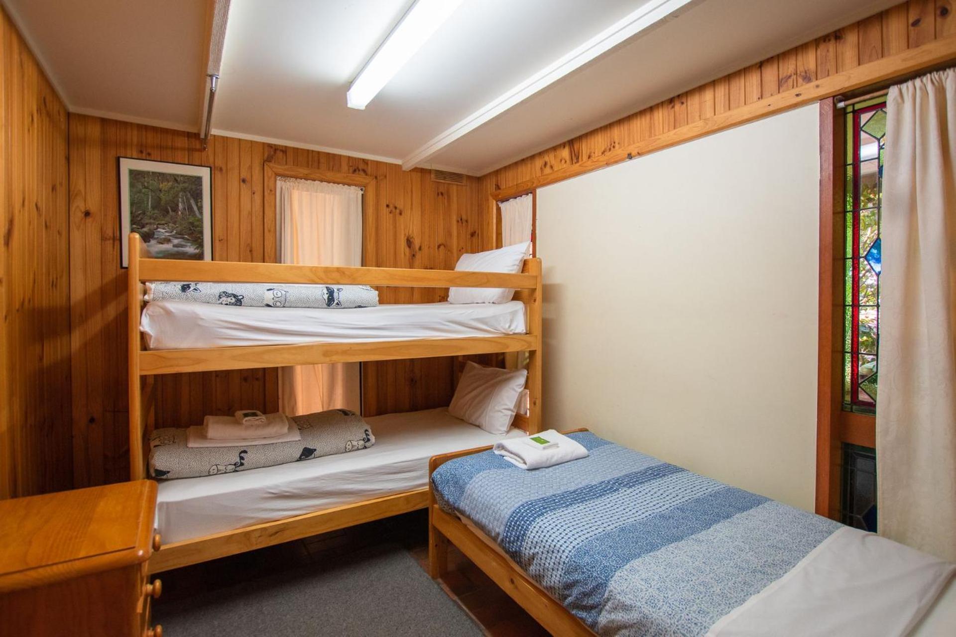 Warrina - Overlooks Ovens River And Five Minute Walk Into Town * Bright