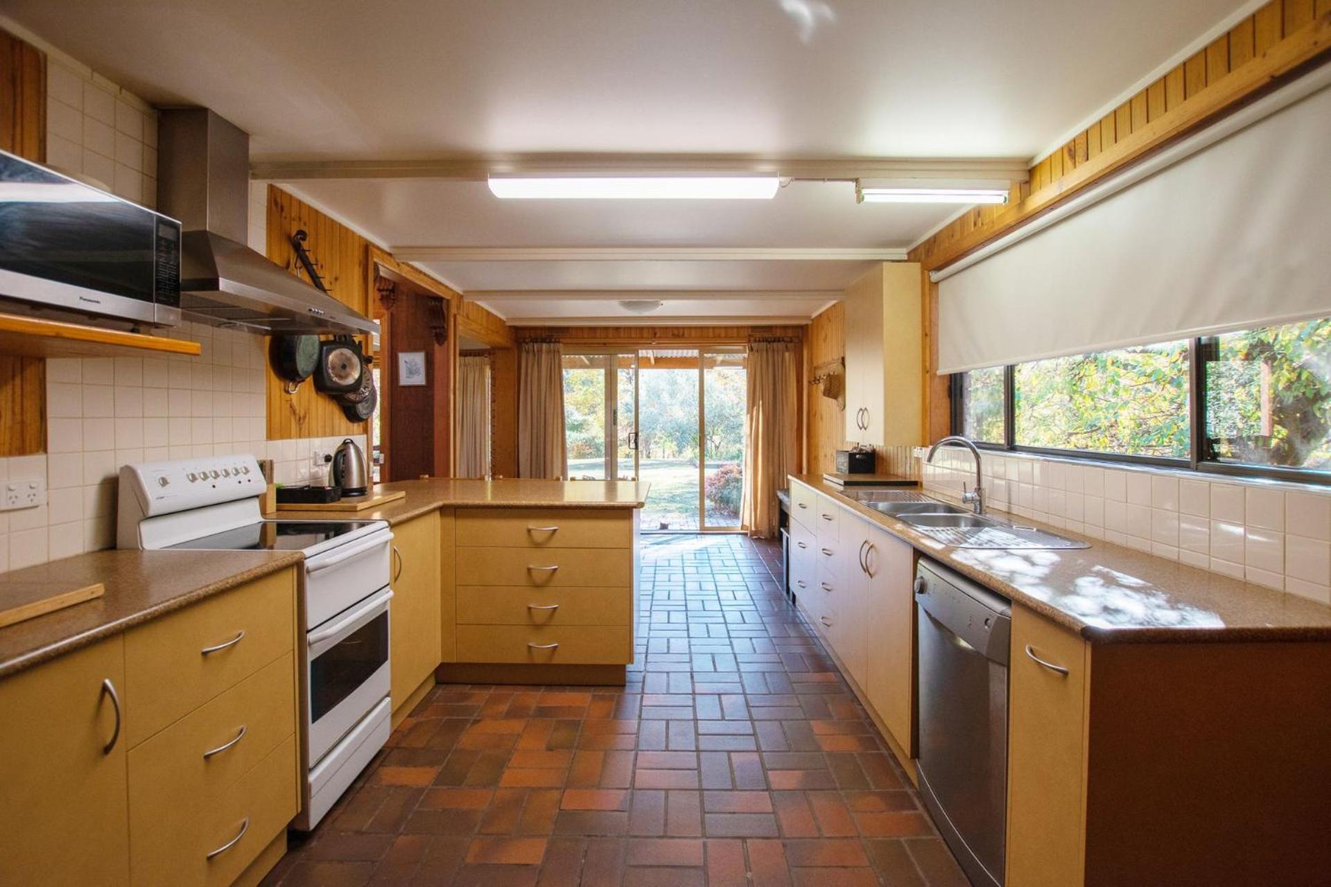 Warrina - Overlooks Ovens River And Five Minute Walk Into Town * Bright