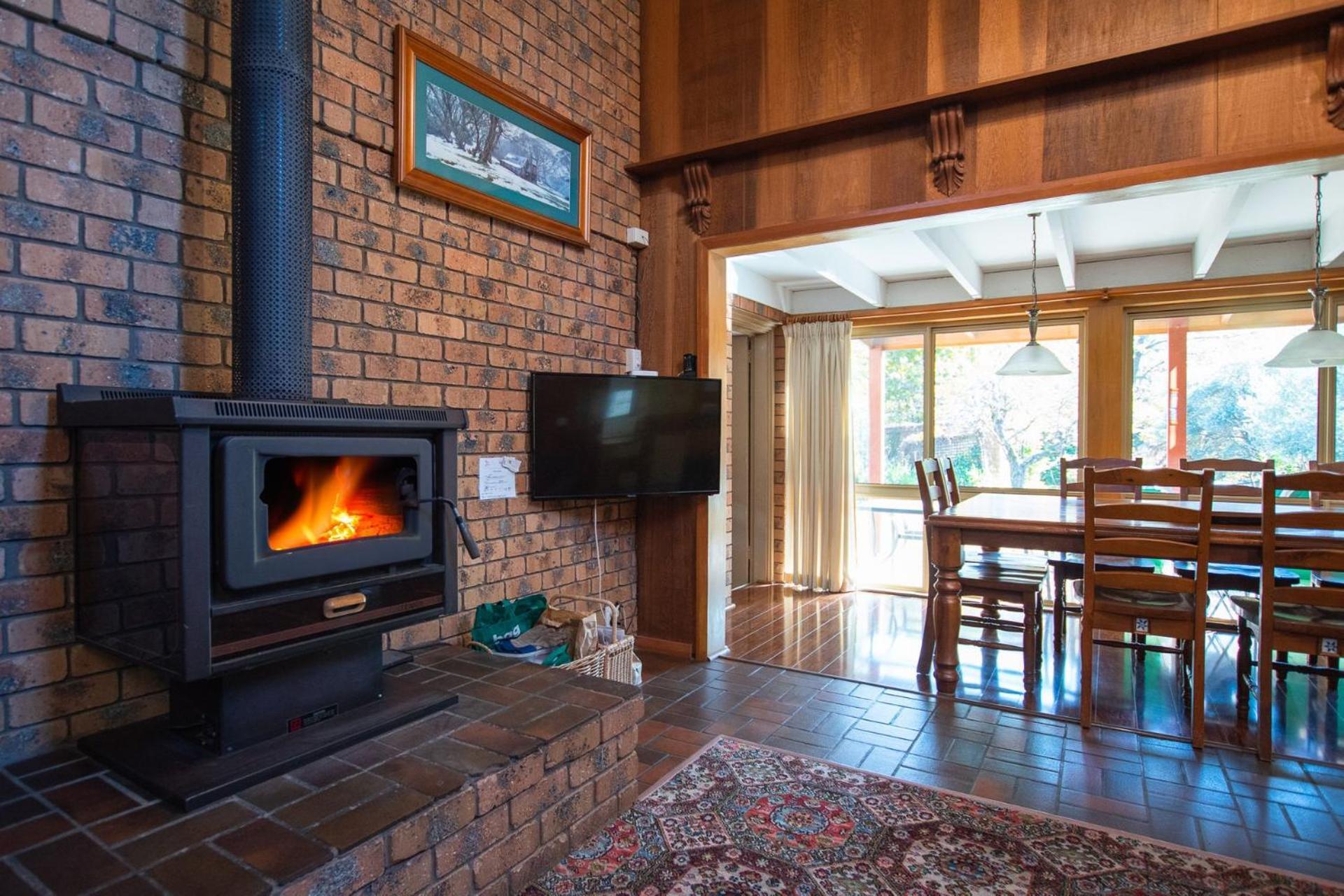 Warrina - Overlooks Ovens River And Five Minute Walk Into Town Holiday home Bright